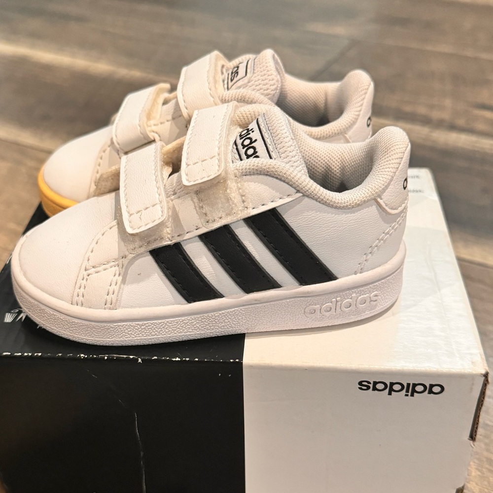 New authentic Adidas infant signature sneakers sz 4 display